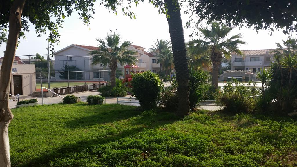 Crown Resorts Henipa Larnaca Buitenkant foto