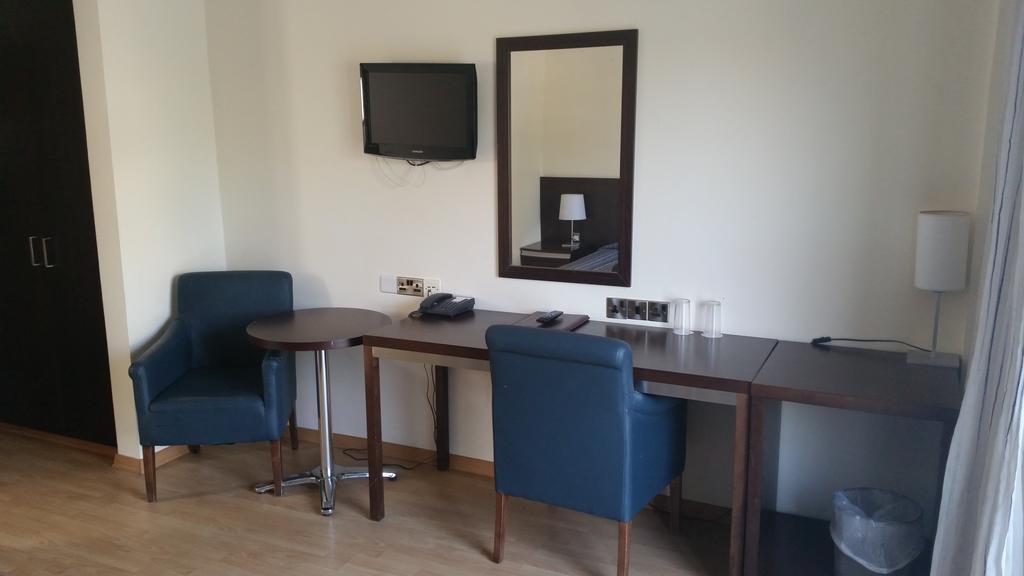 Crown Resorts Henipa Larnaca Kamer foto