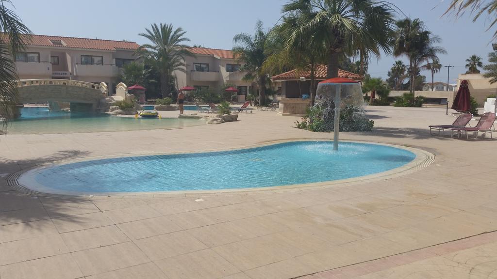 Crown Resorts Henipa Larnaca Buitenkant foto