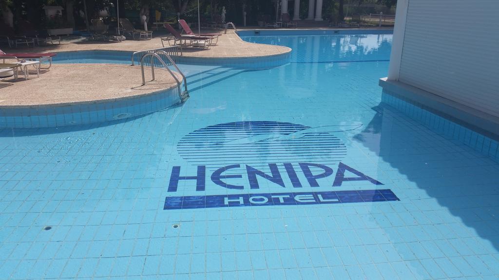 Crown Resorts Henipa Larnaca Buitenkant foto