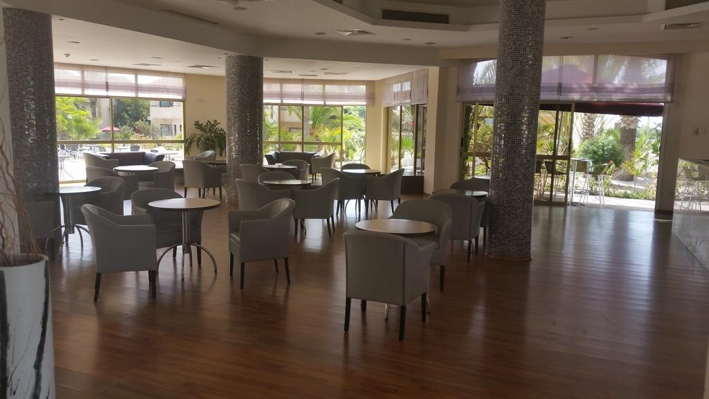 Crown Resorts Henipa Larnaca Buitenkant foto