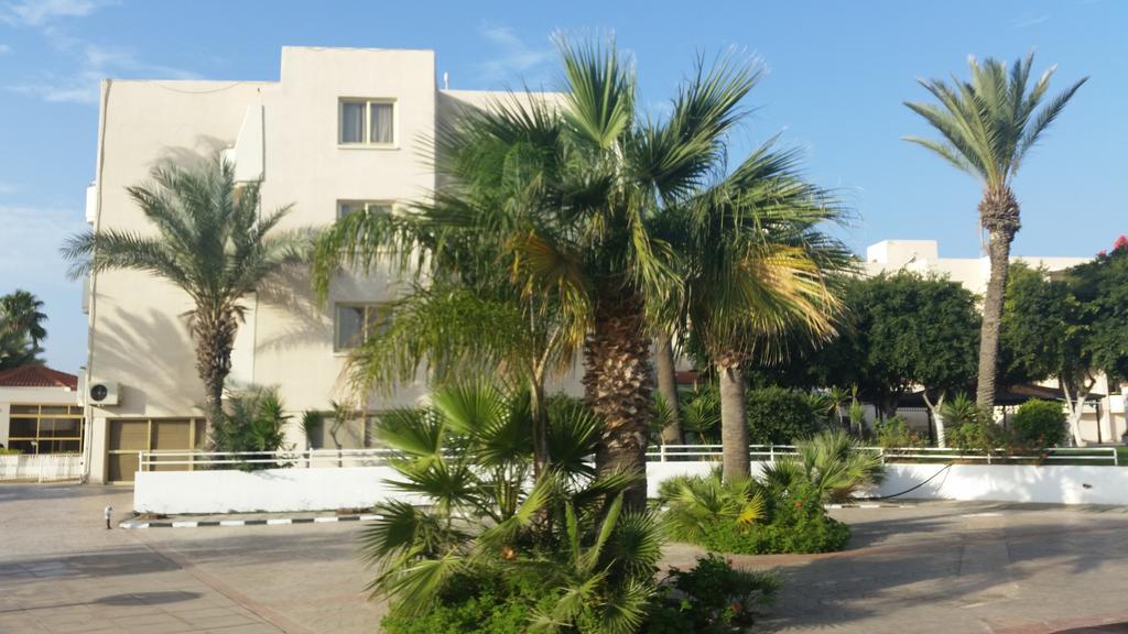 Crown Resorts Henipa Larnaca Buitenkant foto