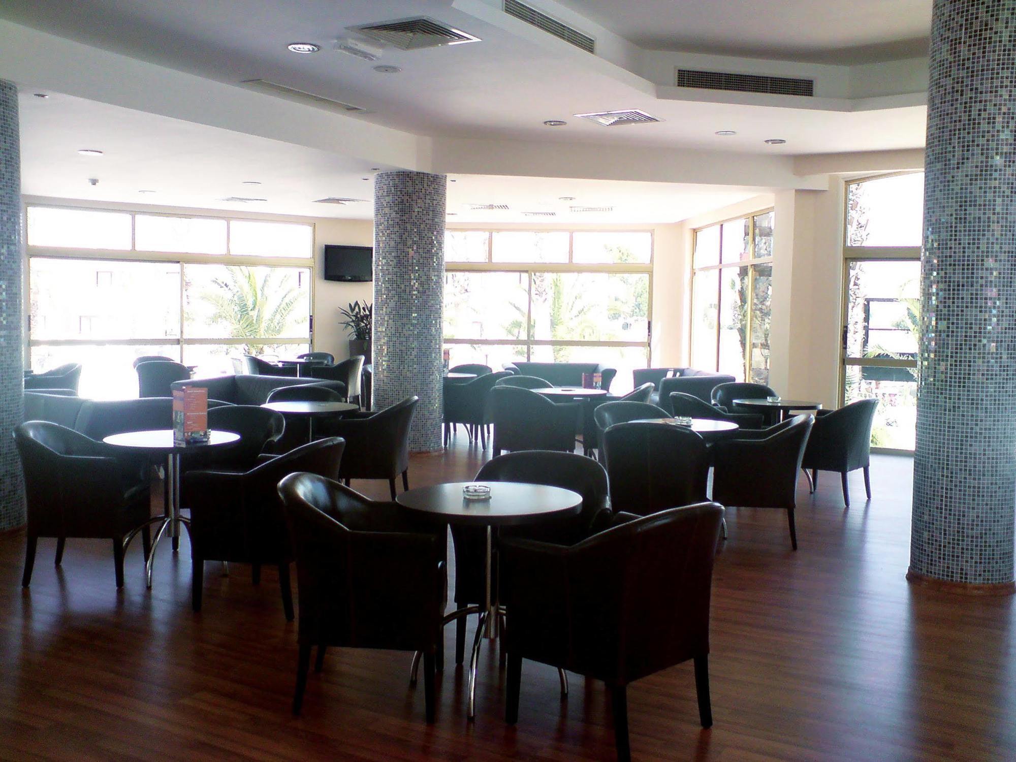 Crown Resorts Henipa Larnaca Buitenkant foto
