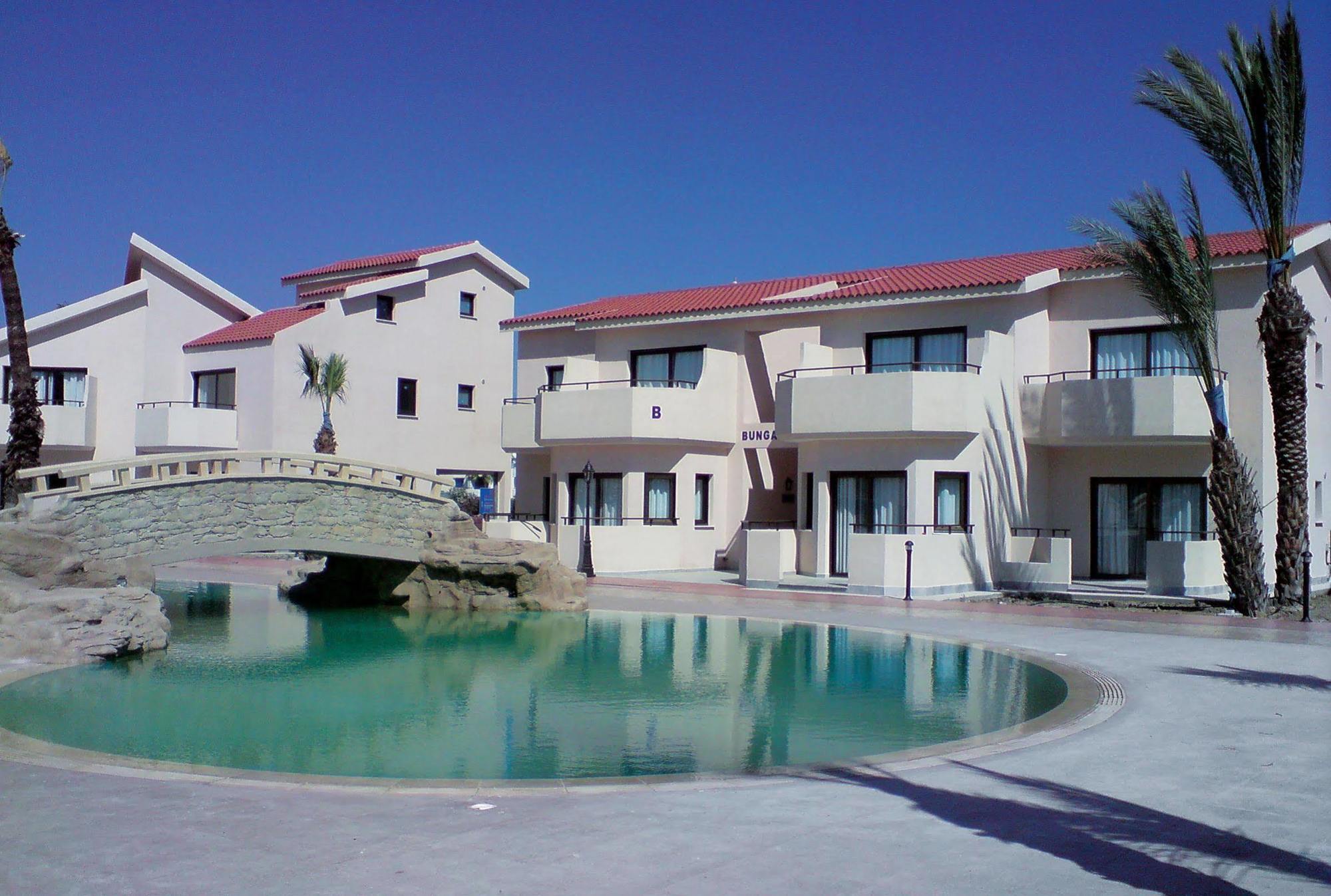 Crown Resorts Henipa Larnaca Buitenkant foto